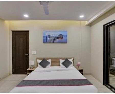 Vibe Hotel Noida Exterior foto